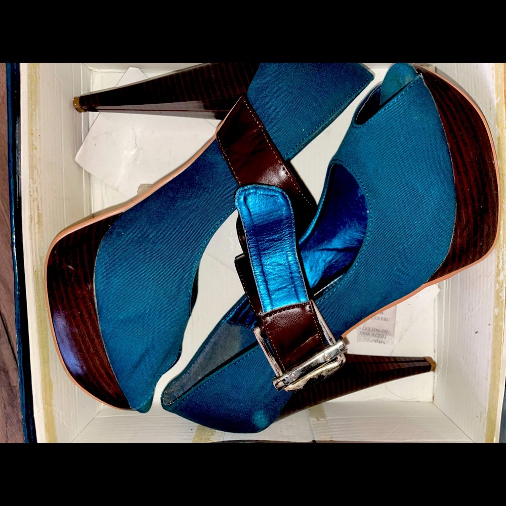 Used Women size 10 Teal Heel